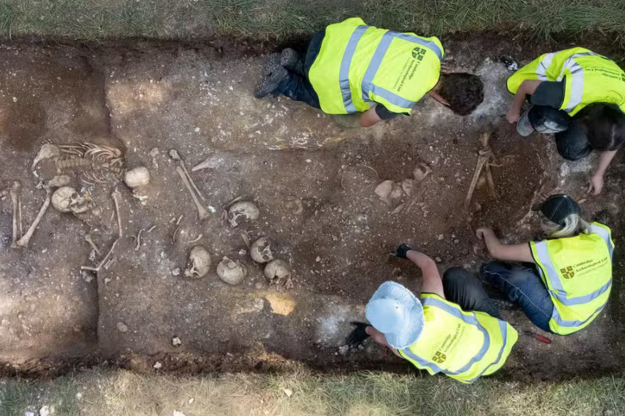 Poço funerário da Era Viking na Inglaterra expõe sinais de execuções e desmembramentos