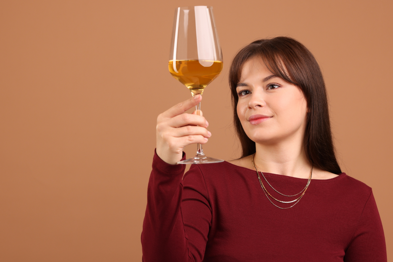 Por que o álcool afeta mais as mulheres? Ciência explica diferenças no organismo feminino