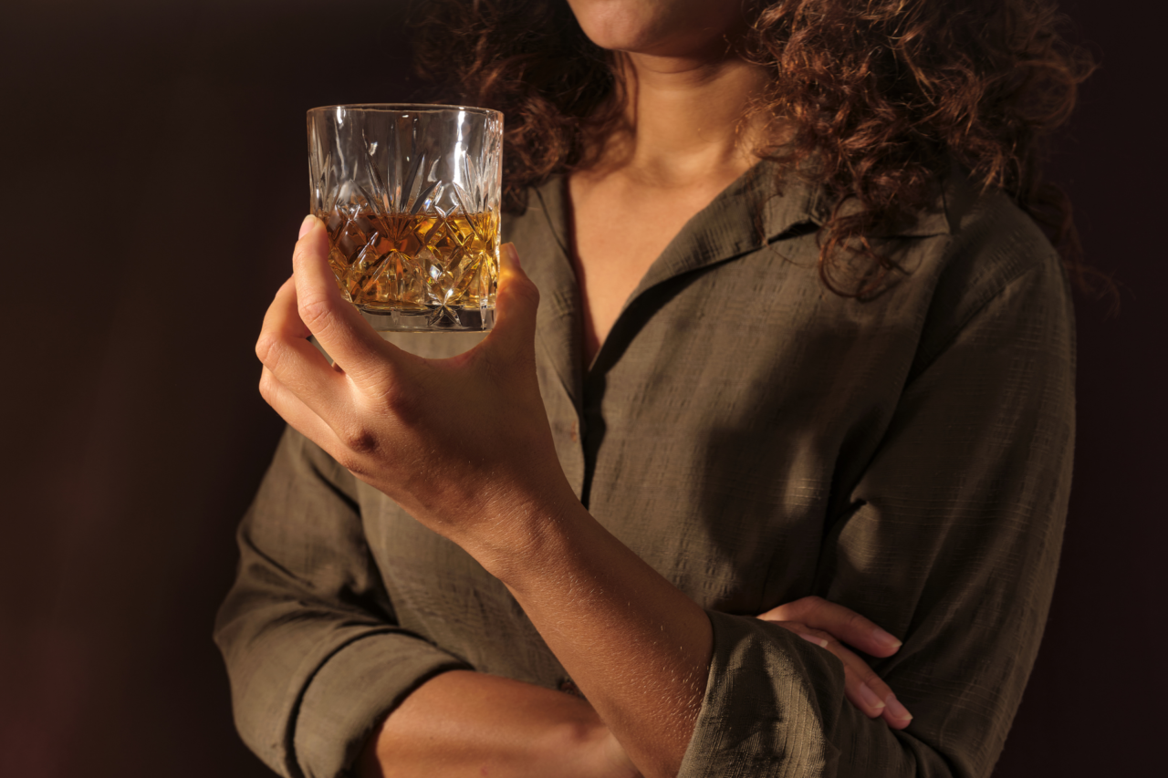Por que o álcool afeta mais as mulheres? Ciência explica diferenças no organismo feminino