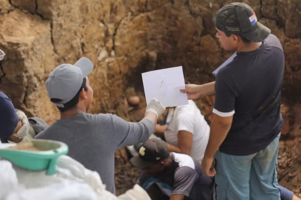 Arqueólogos revelam tumba de mil anos com tesouro em ouro no Panamá