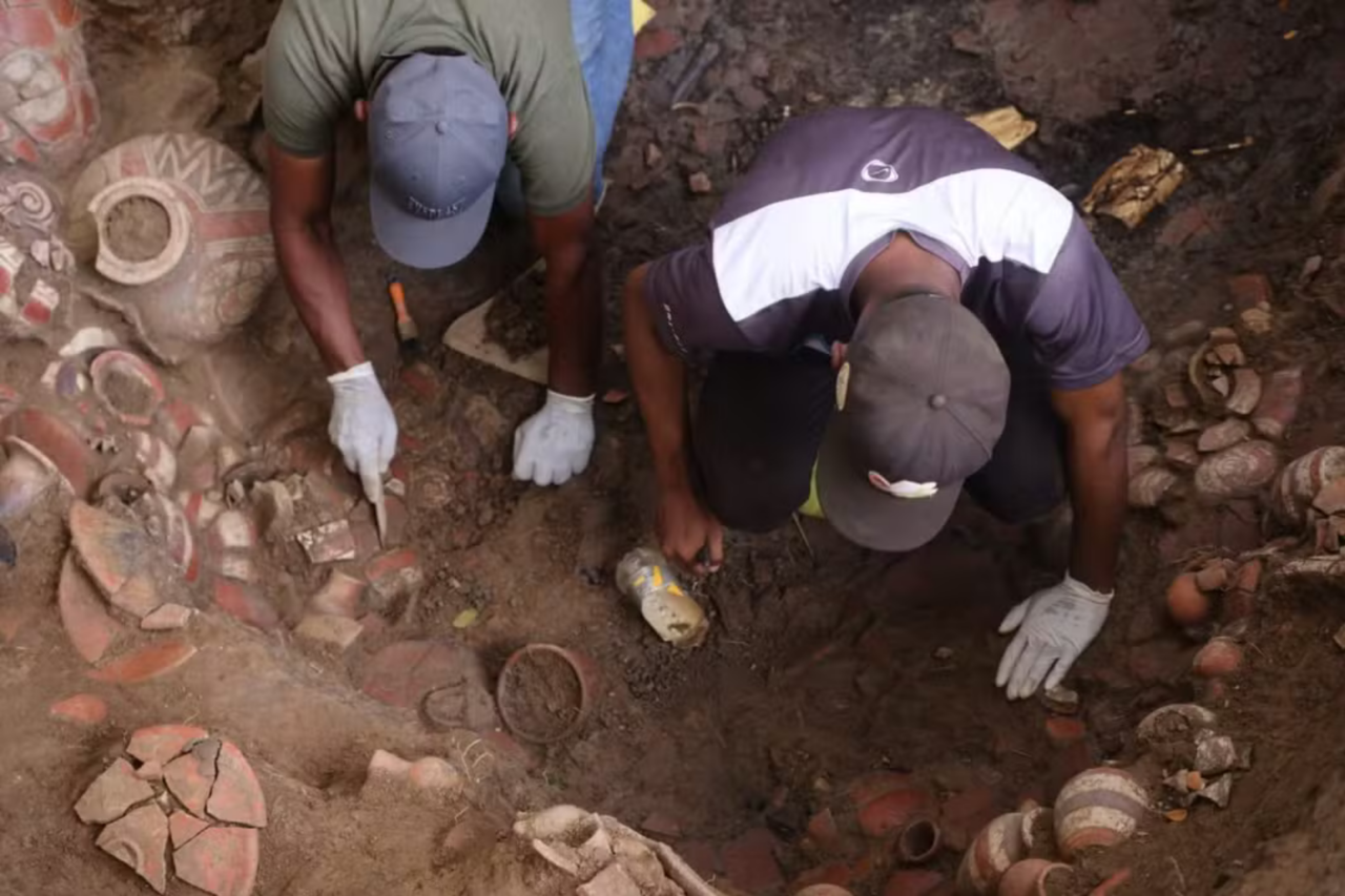 Arqueólogos revelam tumba de mil anos com tesouro em ouro no Panamá