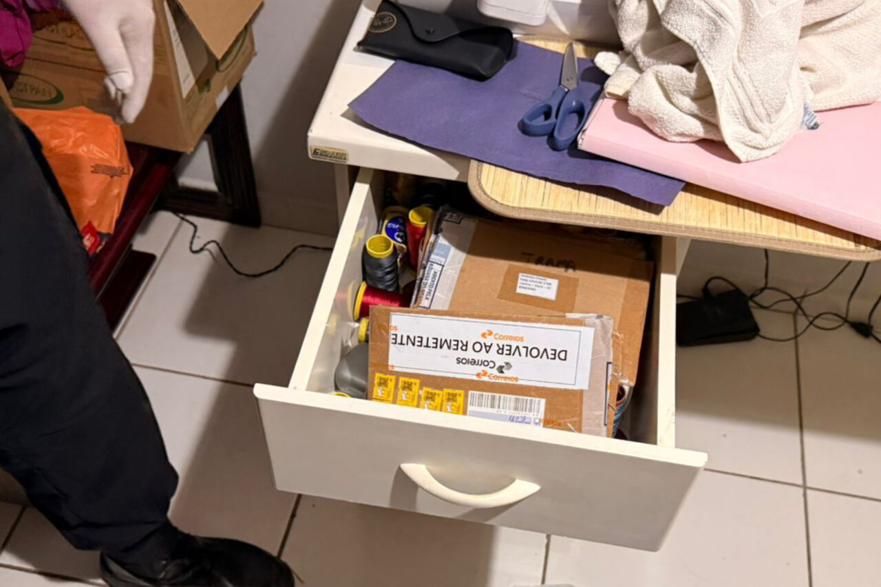 Farmacêutico é preso suspeito de furtar e enviar medicamentos controlados e drogas para outros países 3 As investigações apontaram que um farmacêutico e a esposa são suspeitos de enviar ilegalmente medicamentos de uso controlado e drogas para outros países