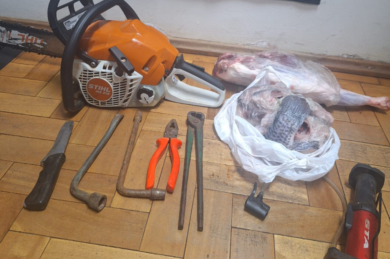 Vítima persegue e segura ladrão após tentativa de furto em garagem, em Dionísio Cerqueira 3 FSVYT5