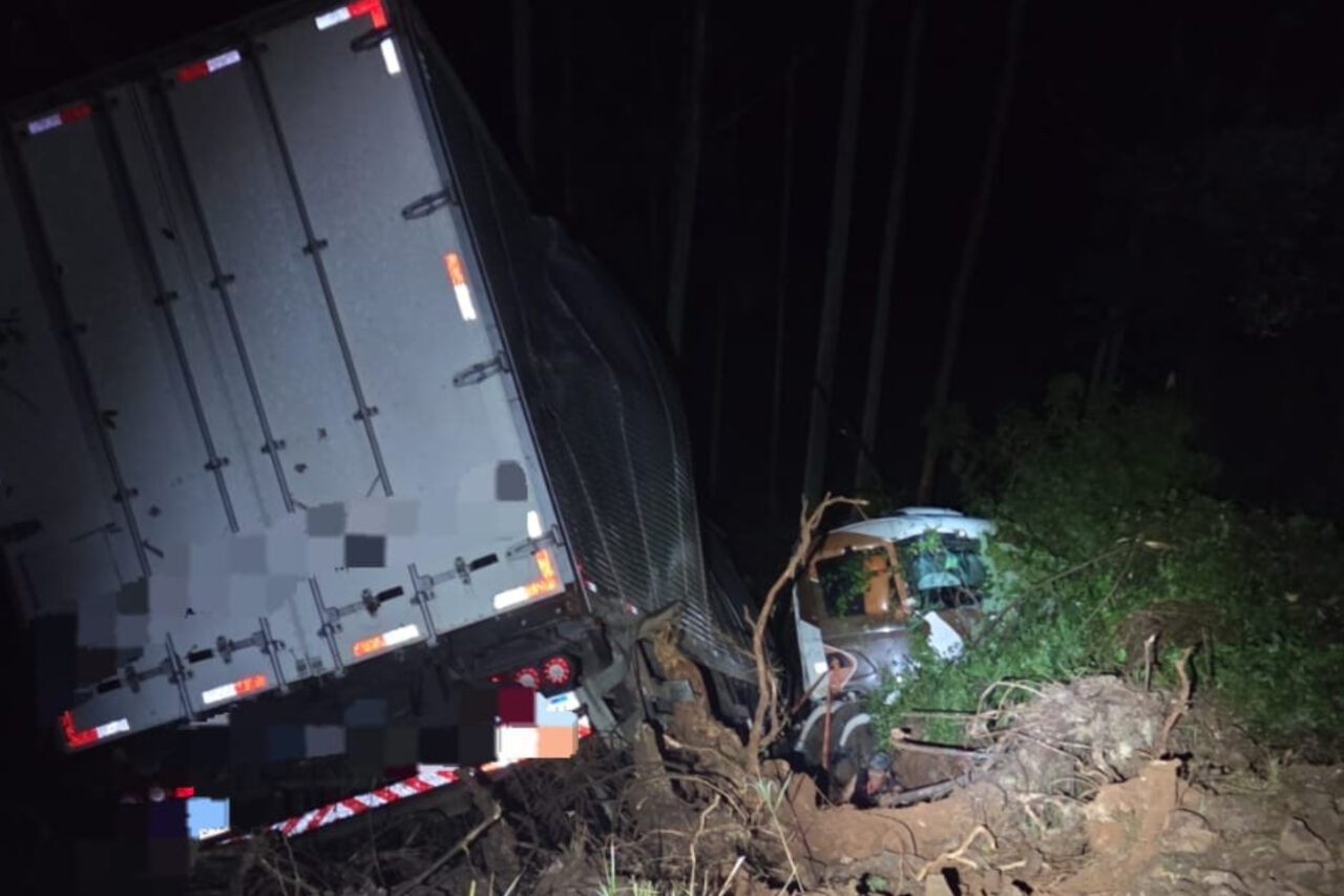Motorista fica gravemente ferido em tombamento de carreta na BR 280, em Salgado Filho 3 Devido ao acidente, o motorista acabou caindo em uma ribanceira em local de difícil acesso às margens da BR 280