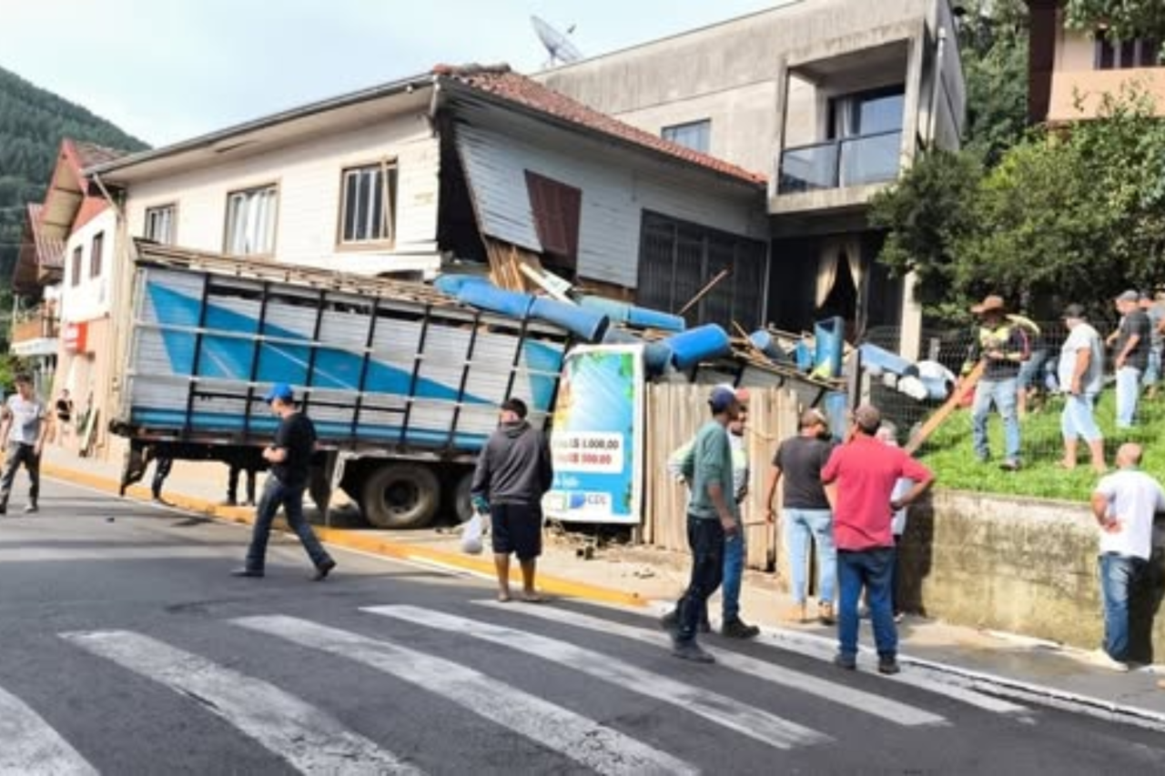 Caminhão sem freios invade academia às margens da SC-465 e deixa três feridos em Ibicaré 1 Heloisa L 1 2