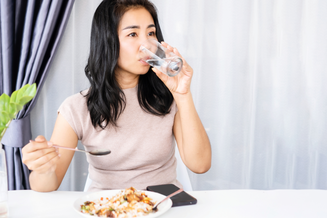 Beber água durante as refeições interfere na digestão? 1 Heloisa L 1 5