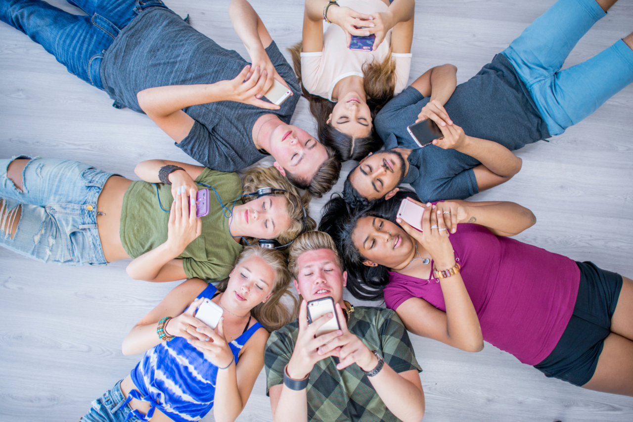 Estudo aponta relação entre uso de celular por adolescentes, queda no desempenho escolar e aumento da solidão 3 Estudo aponta relação entre uso de celular por adolescentes, queda no desempenho escolar e aumento da solidão