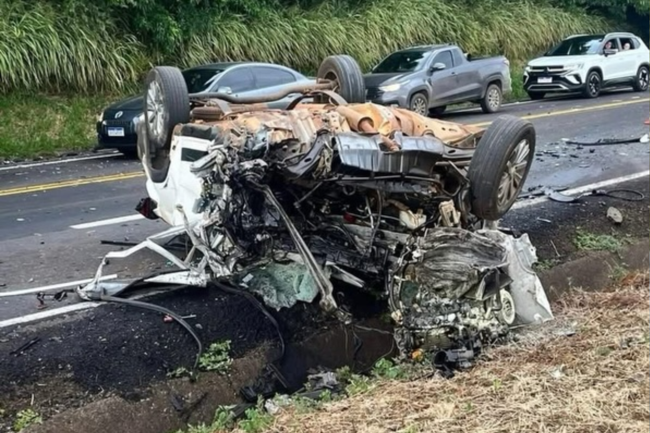 Colisão entre duas carretas e picape provoca morte de motorista na PR-182 entre Ampére e Francisco Beltrão 3 Heloisa L 13 1