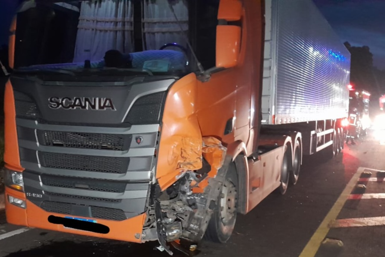 Colisão entre carro e caminhão deixa jovem inconsciente na BR-282 em Xaxim 3 Colisão entre carro e caminhão deixa jovem inconsciente na BR-282 em Xaxim