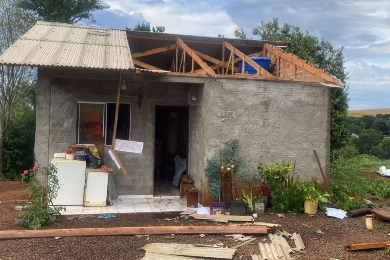 Temporal atinge São Domingos, causa destelhamentos e deixa famílias desalojadas 3 Heloisa L 13 5