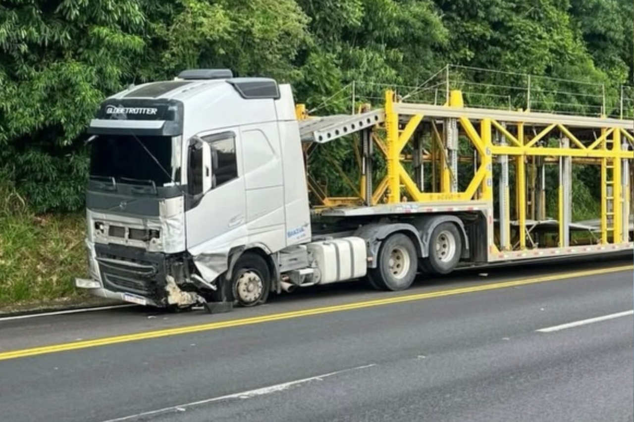 Colisão entre duas carretas e picape provoca morte de motorista na PR-182 entre Ampére e Francisco Beltrão 4 Colisão entre duas carretas e picape provoca morte de motorista na PR-182 entre Ampére e Francisco Beltrão