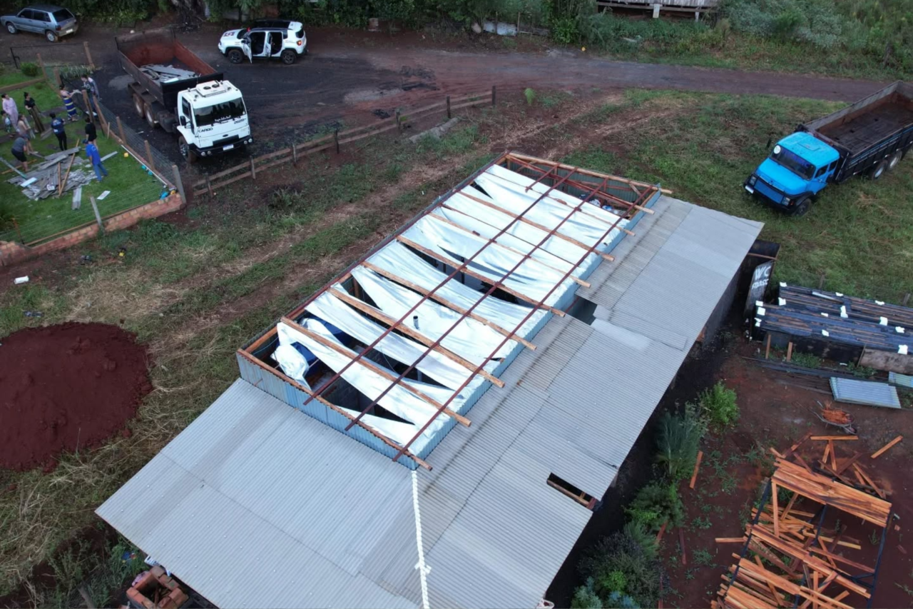 Temporal atinge São Domingos, causa destelhamentos e deixa famílias desalojadas 4 Temporal atinge São Domingos, causa destelhamentos e deixa famílias desalojadas