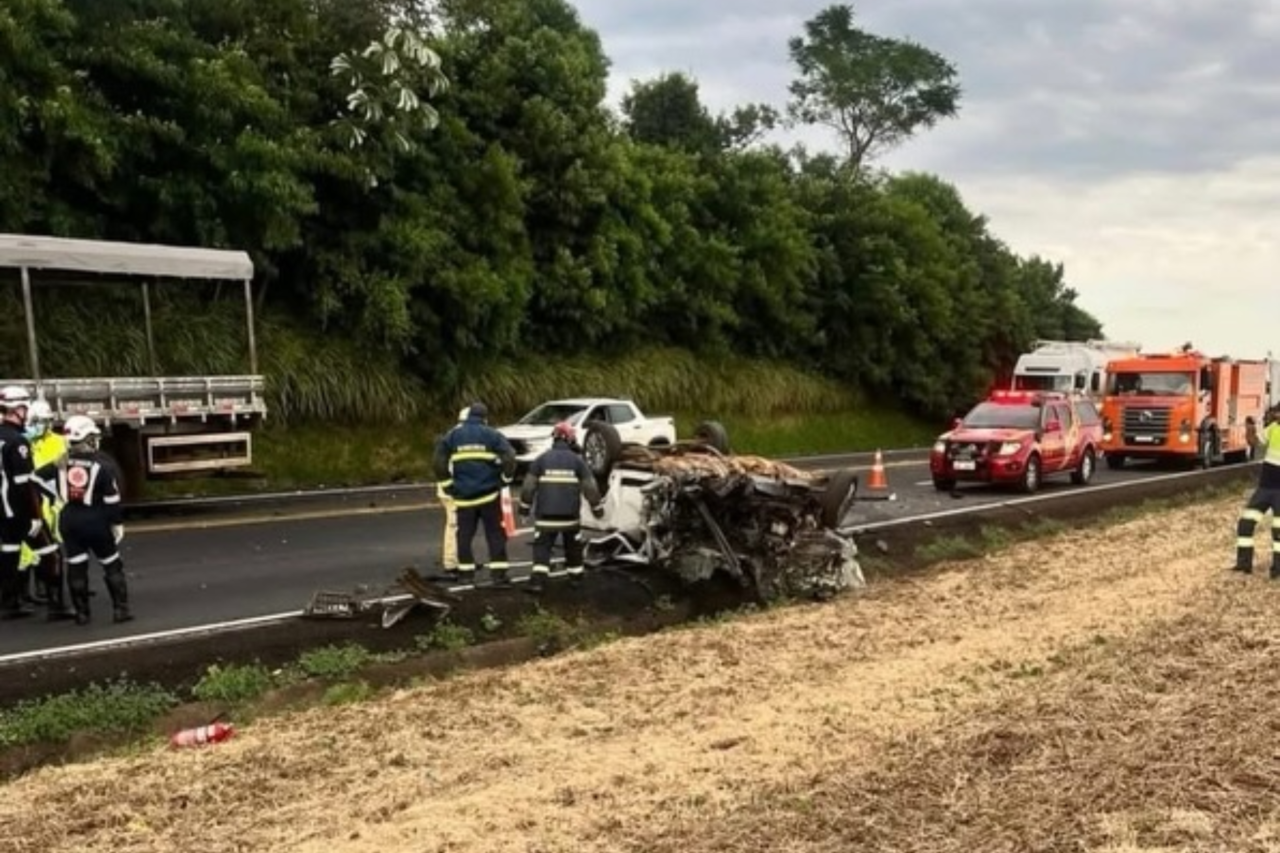 Colisão entre duas carretas e picape provoca morte de motorista na PR-182 entre Ampére e Francisco Beltrão 1 Heloisa L 15