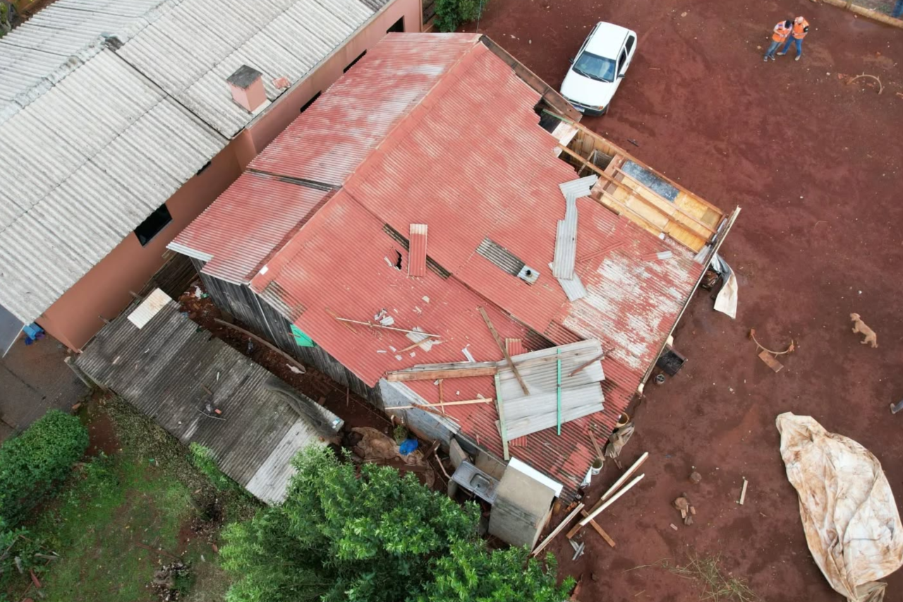 Temporal atinge São Domingos, causa destelhamentos e deixa famílias desalojadas 1 Heloisa L 15 4