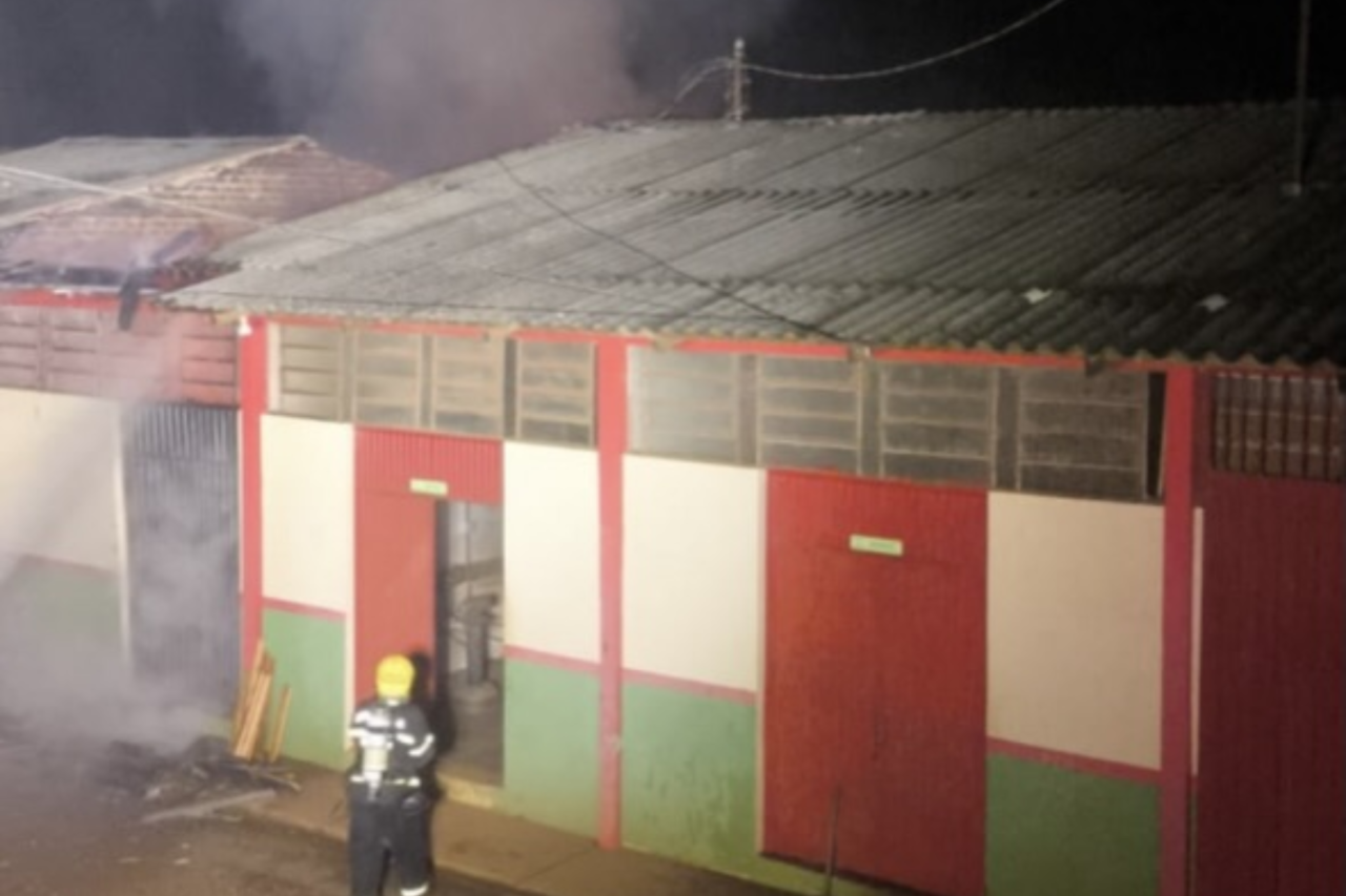 Princípio de incêndio atinge galpão do Colégio Agrícola no interior de São Miguel do Oeste 4 Princípio de incêndio atinge galpão do Colégio Agrícola no interior de São Miguel do Oeste