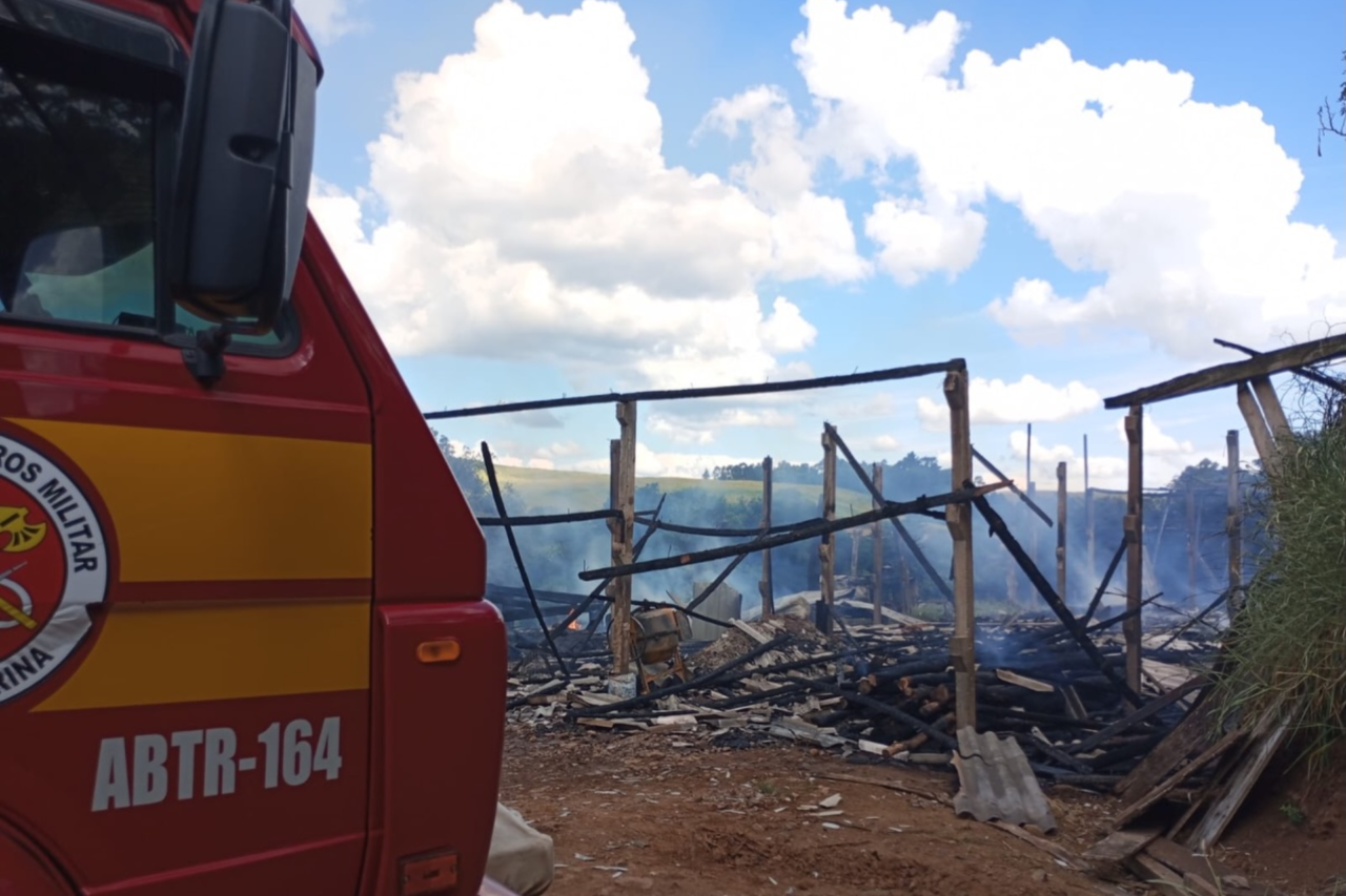 Incêndio destrói dois galpões no interior de Bom Jesus do Oeste 1 Heloisa L 17 4