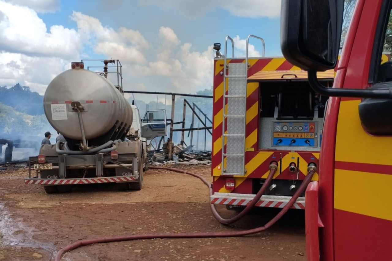 Incêndio destrói dois galpões no interior de Bom Jesus do Oeste 3 Heloisa L 18 4
