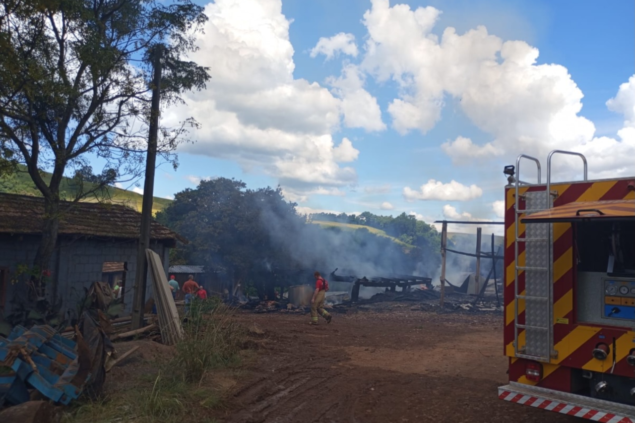 Incêndio destrói dois galpões no interior de Bom Jesus do Oeste 4 Incêndio destrói dois galpões no interior de Bom Jesus do Oeste