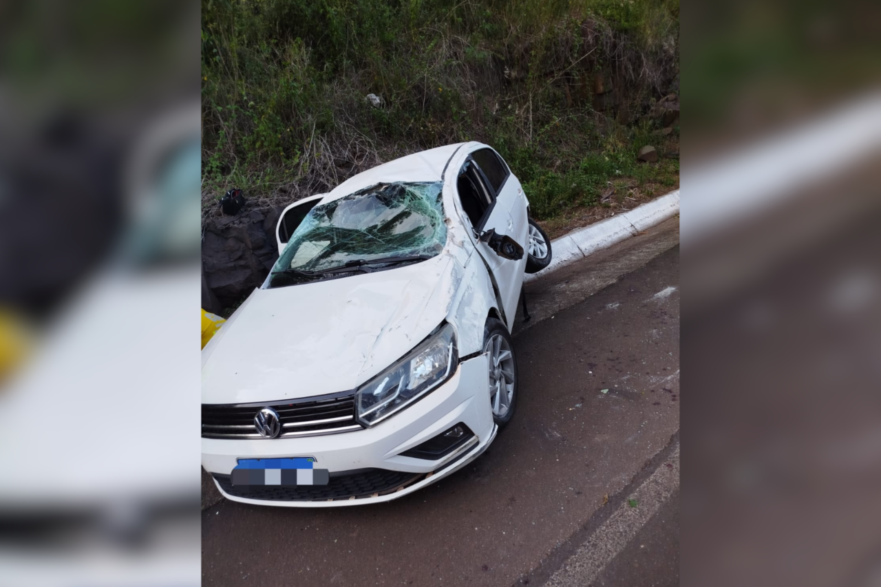 Colisão entre carro e caminhão termina em capotamento e deixa três feridos na BR-282 em Maravilha 4 Colisão entre carro e caminhão termina em capotamento e deixa três feridos na BR-282 em Maravilha