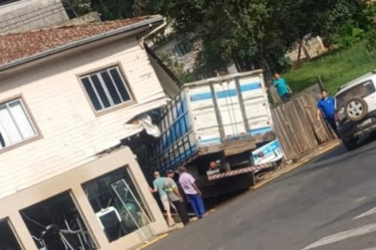Caminhão sem freios invade academia às margens da SC-465 e deixa três feridos em Ibicaré 3 Caminhão sem freios invade academia às margens da SC-465 e deixa três feridos em Ibicaré
