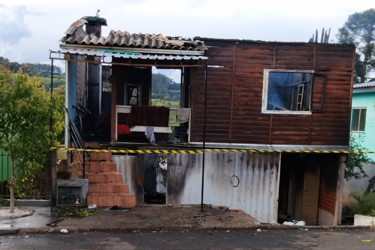 Incêndio destrói casa no bairro São Cristóvão e mobiliza equipes em Águas de Chapecó 3 Incêndio destrói casa no bairro São Cristóvão e mobiliza equipes em Águas de Chapecó