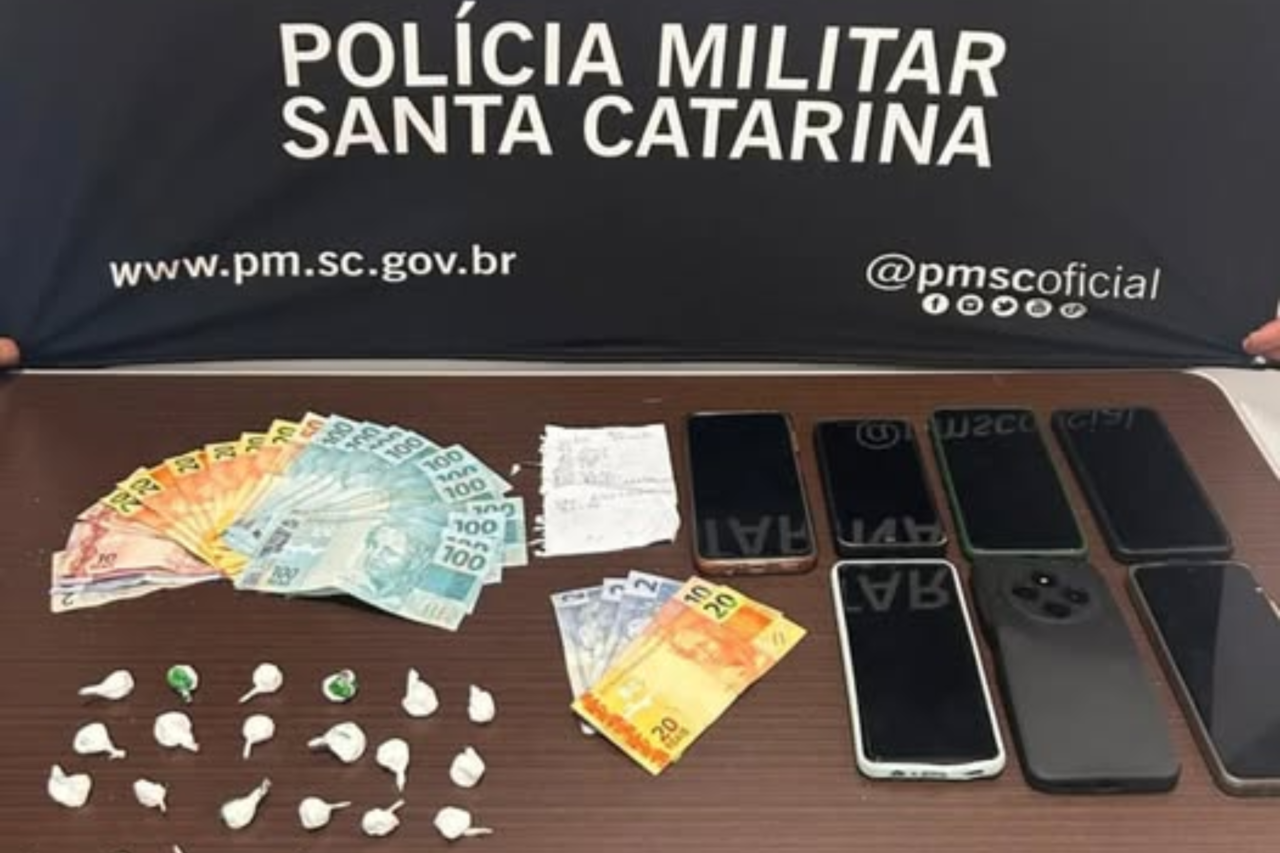 Operação em Maravilha termina com casal preso e apreensão de cocaína, dinheiro e celulares ligados ao tráfico 11 Heloisa L 27 1