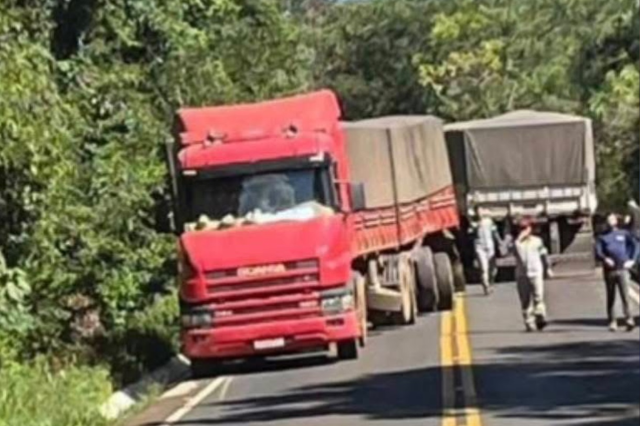 Colisão entre caminhões na SC-480 deixa motorista gravemente ferido em Ipuaçu 3 Colisão entre caminhões na SC-480 deixa motorista gravemente ferido em Ipuaçu