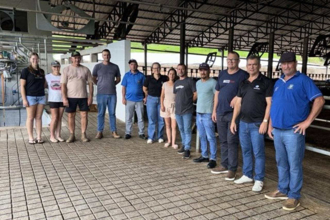 Encontro regional em Tunápolis destaca uso de tecnologia na produção leiteira 1 Heloisa L 7 3