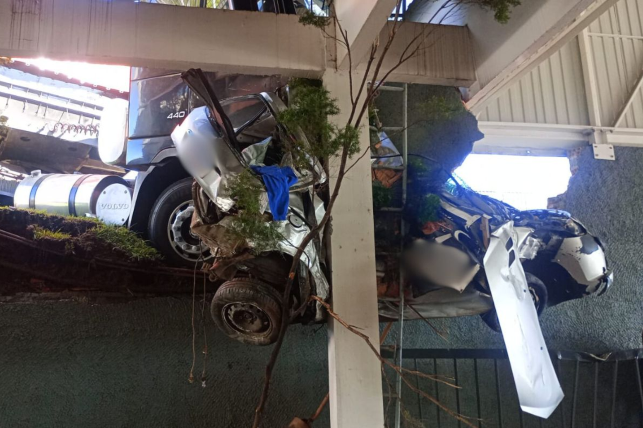 Carreta sem freios atinge carro e invade concessionária em Chapecó 10 Heloisa L 7 6