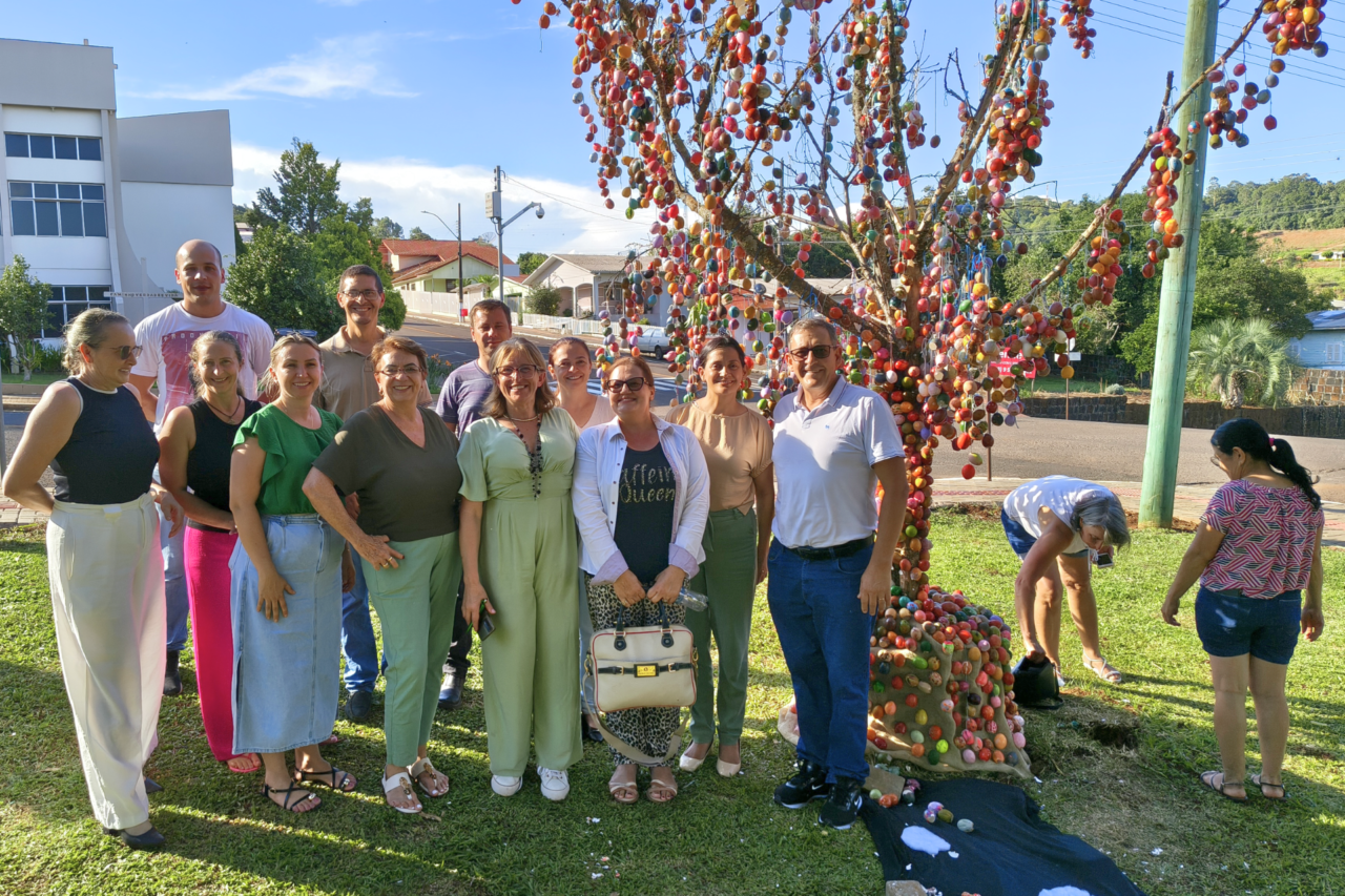 Guarujá do Sul inaugura árvore de Páscoa confeccionada com apoio de mulheres atendidas pelo PAIF 3 Heloisa L 83