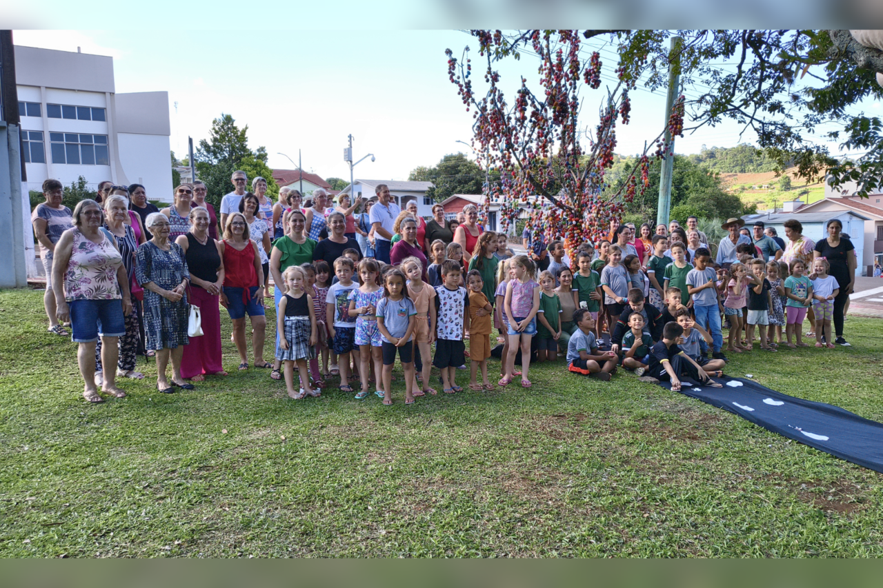 Guarujá do Sul inaugura árvore de Páscoa confeccionada com apoio de mulheres atendidas pelo PAIF 4 Guarujá do Sul inaugura árvore de Páscoa confeccionada com apoio de mulheres atendidas pelo PAIF