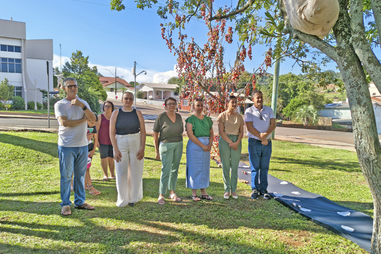 Guarujá do Sul inaugura árvore de Páscoa confeccionada com apoio de mulheres atendidas pelo PAIF 6 Heloisa L 85