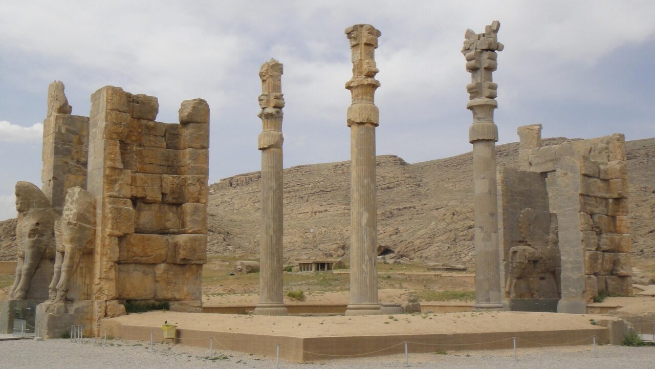 Monumentos ameaçados: 10 patrimônios da humanidade que podem desaparecer em meio ao conflito Irã-Israel-EUA 3 baghramian0 persepolis 588885 1920