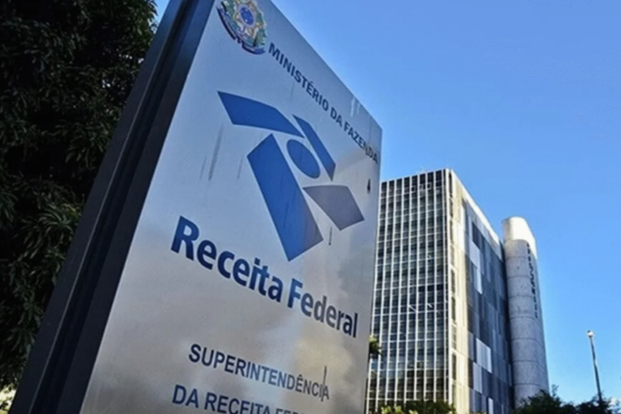 Receita Federal concentrará restituições do Imposto de Renda 2026 nos dois primeiros lotes 3 Receita Federal prevê quatro lotes de restituição do Imposto de Renda em 2026 e pretende pagar a maioria dos contribuintes já em maio e junho, segundo o órgão.