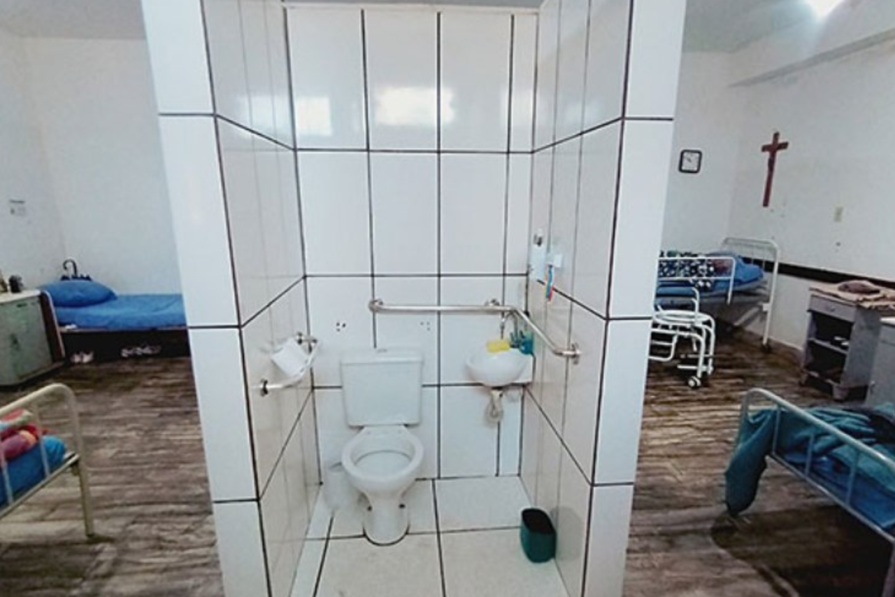 Idosos são encontrados amarrados e em condições insalubres durante fiscalizações em casas de repouso 7 Fiscalizações do Ministério Público de Minas Gerais identificam idosos amarrados, restrição de liberdade e condições insalubres em casas de repouso no interior do estado. Projeto prevê vistoriar todas as unidades até 2027.