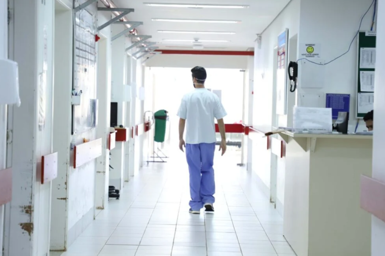 Paraná determina instalação obrigatória de “botão do pânico” em unidades de saúde até abril 9 Resolução do Conselho Regional de Medicina do Paraná estabelece instalação de botão do pânico em hospitais, clínicas e consultórios públicos e privados para reforçar segurança de profissionais diante do aumento da violência.