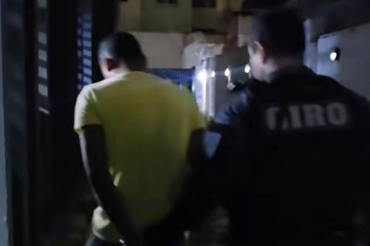 Adolescente de 15 anos é resgatada após sete dias em cárcere privado 3 Polícia Militar de Goiás resgata adolescente de 15 anos mantida em cárcere privado por sete dias em Goiânia; vítima pediu ajuda por meio de TV com acesso à internet.