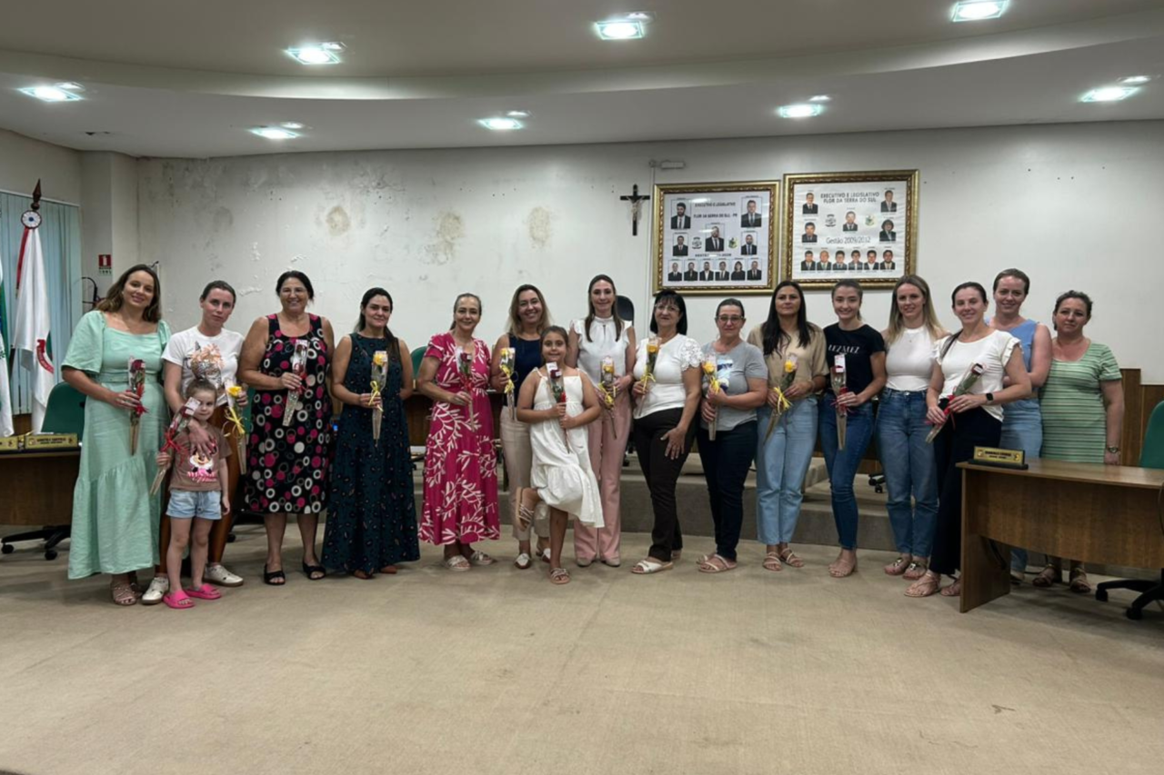 Vereadores de Flor da Serra do Sul realizam homenagem pelo Dia da Mulher 4 A sessão foi marcada pela entrega de homenagens pelo Dia da Mulher e aprovação de propostas voltadas ao setor leiteiro e à reorganização territorial