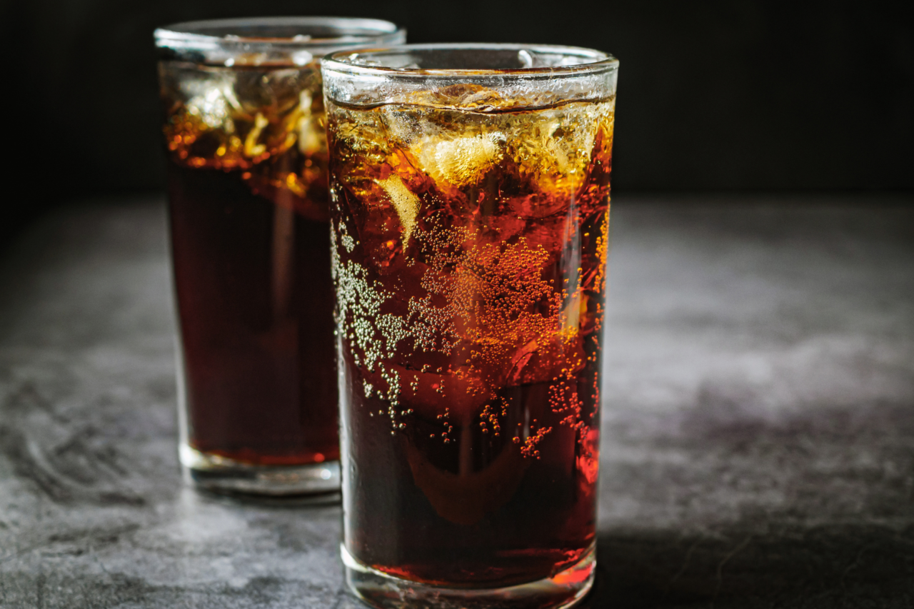 Mãe é presa suspeita de envenenar os filhos com refrigerante 3 Mulher é presa em Conselheiro Lafaiete, em Minas Gerais, sob suspeita de envenenar os dois filhos. Criança de 9 anos morreu e adolescente segue fora de risco; caso é investigado pela Polícia Civil.