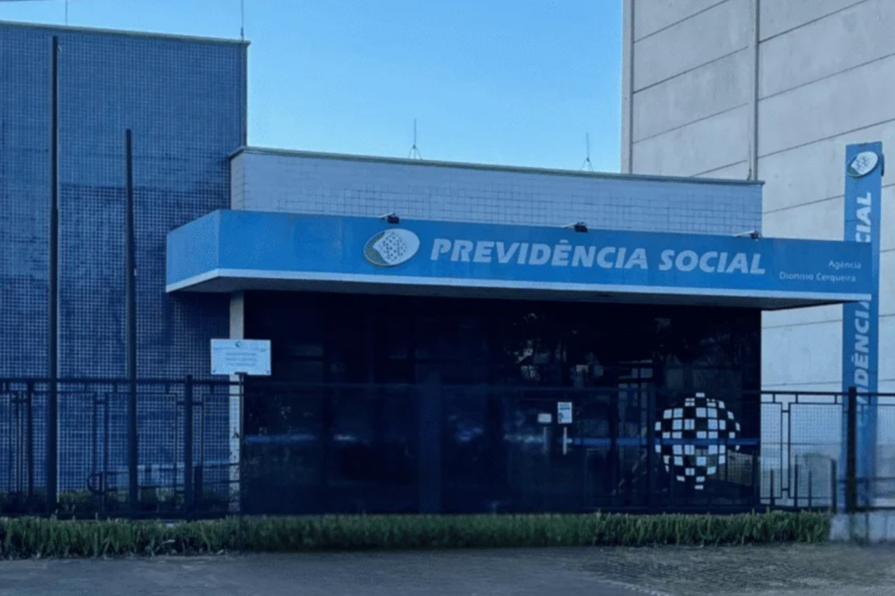 INSS define calendário do 13º salário de 2026 e pagamentos começam em abril 17 Beneficiários do INSS começam a receber o 13º salário a partir de 24 de abril. Pagamentos seguem número final do benefício e valor recebido.