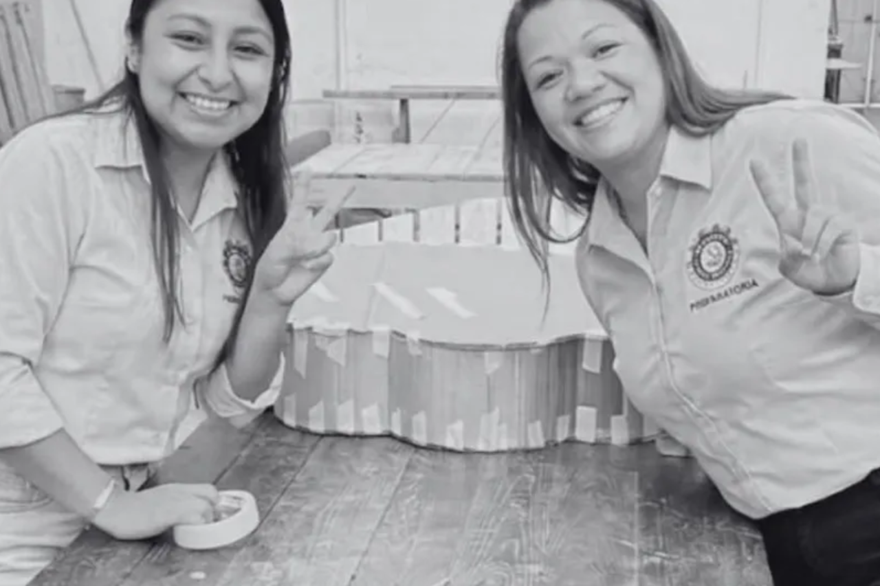 Adolescente mata duas professoras a tiros em escola no México e é apreendido 30 Estudante de 15 anos é apreendido após matar duas professoras em escola privada no México. Caso ocorreu no estado de Michoacán.