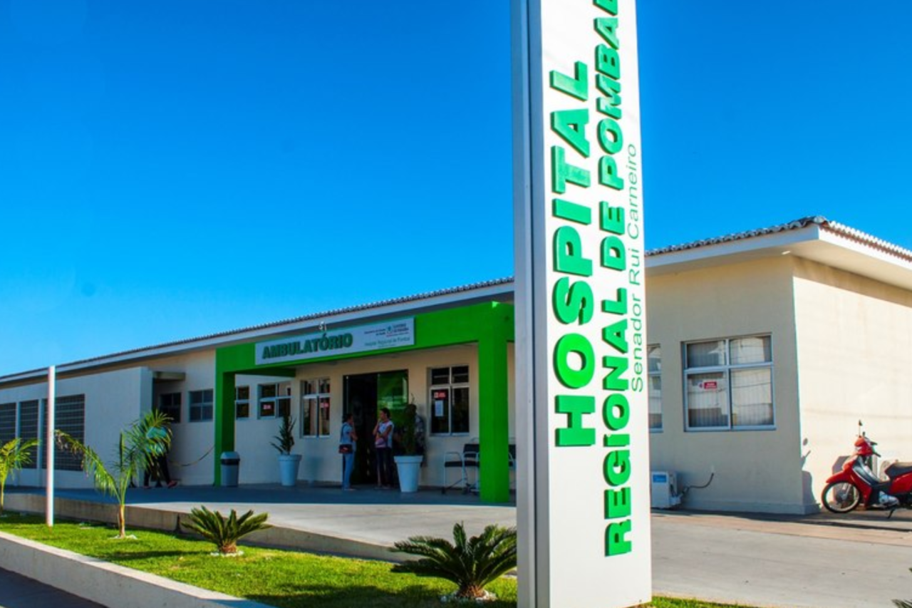 Mulher morre e mais de 100 pessoas recebem atendimento após comer em pizzaria 3 Mulher de 44 anos morre após passar mal com suspeita de intoxicação alimentar em Pombal (PB). Mais de 100 pessoas procuraram atendimento médico após consumirem alimentos em pizzaria da cidade.