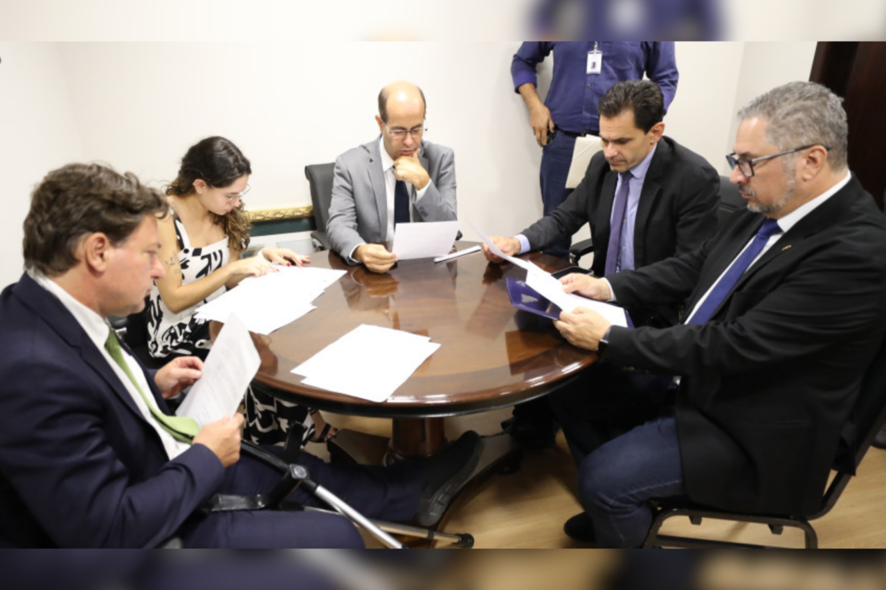 Comissão da Assembleia do Paraná aprova proposta de campanha de apoio a famílias de pessoas com autismo 3 Comissão da Assembleia Legislativa do Paraná aprova projeto que cria campanha anual de orientação e apoio a pais e cuidadores de pessoas com transtorno do espectro autista.