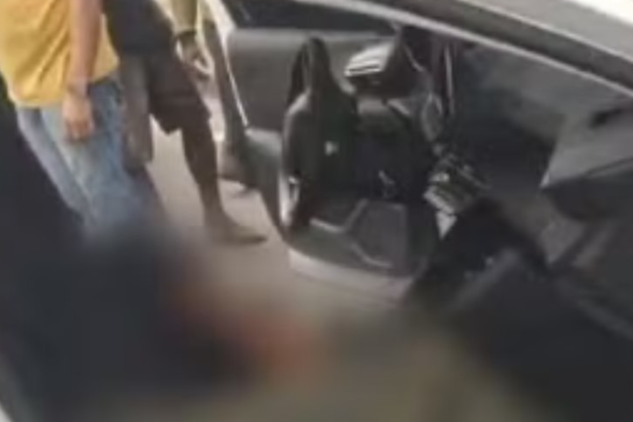 Três estudantes são baleadas durante confronto armado 3 Três estudantes foram baleadas na saída de escola em Inhoaíba após tiroteio entre facções na Zona Oeste do Rio. Duas passaram por cirurgia e uma está em estado grave.