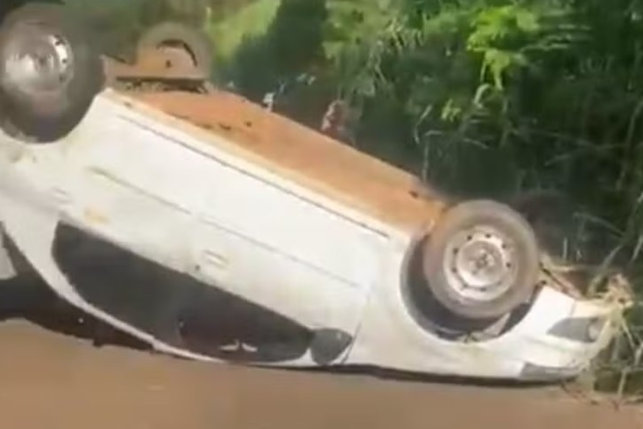 Homem é preso após sequestrar filha de 2 anos, jogar combustível no carro e capotar durante perseguição 1 crys 44