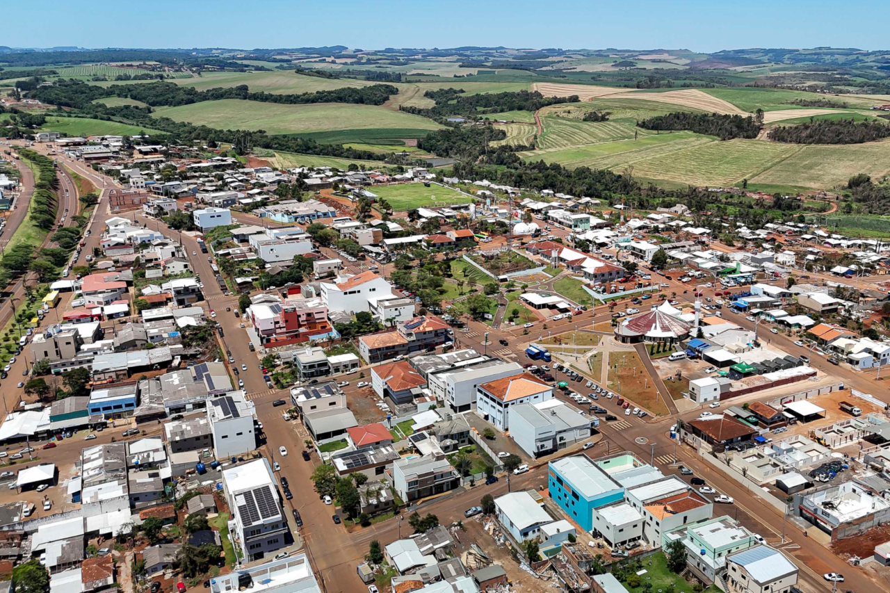 Estado já investiu mais de R$ 63 milhões na reconstrução de Rio Bonito do Iguaçu após tornado 13 Quatro meses após tornado que atingiu 90% da área urbana de Rio Bonito do Iguaçu, governo estadual amplia investimentos em moradia, infraestrutura, saúde, educação e apoio a empresas.