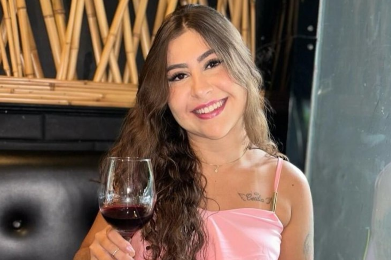 Homem é preso suspeito de matar namorada a facada e confessar crime para mãe 3 Jovem de 21 anos foi morta dentro de apartamento em Goiânia. Suspeito foi preso em flagrante após confessar o crime, inclusive em vídeo enviado à mãe.