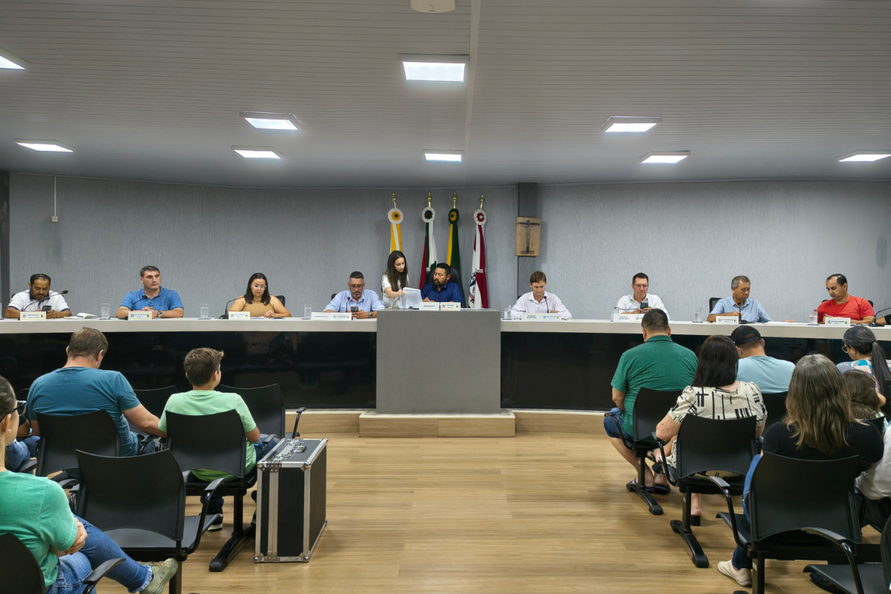 Vereadores aprovam reajuste para servidores e professores 4 Durante a sessão os vereadores rejeitaram o aumento próprio e também realizaram a entrega de moções