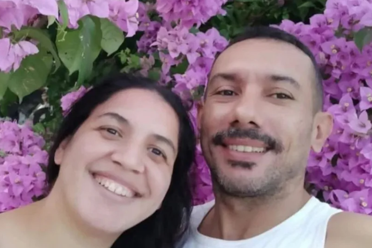Homem é preso após espancar e matar esposa no Dia Internacional da Mulher 3 Homem de 40 anos é preso em flagrante em Praia Grande, no litoral de São Paulo, suspeito de espancar a esposa até a morte. Crime foi registrado como feminicídio.