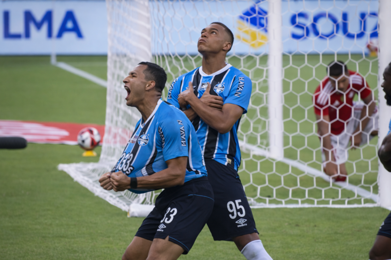 Grêmio vence o Internacional por 3 a 0 na Arena e abre vantagem decisiva na final do Campeonato Gaúcho 3 Grêmio derrota o Internacional por 3 a 0 na Arena e fica próximo do 44º título do Campeonato Gaúcho; decisão será no Beira-Rio.
